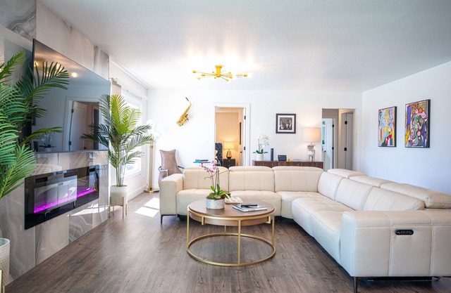 NEW‼️LUX SPACIOUS HOME-POOL/5 MIN TO STRIP/GOURMET KITCHEN/BUSINESS CENTER