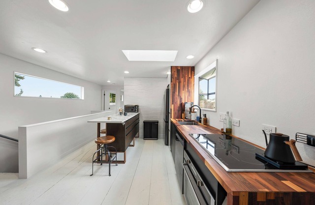 NEW Luxe Modern Bright Open Floor Plan. Superb Location. Walk to everything.