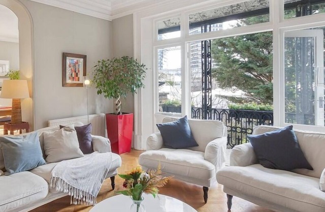 NEW: Luxurious 2 bed 2 bath, E14 Flat