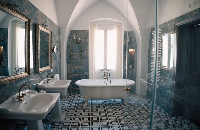 NEW LUXURIOUS Flat in Historical Centre 115sq, 3min to beach and Private Parking