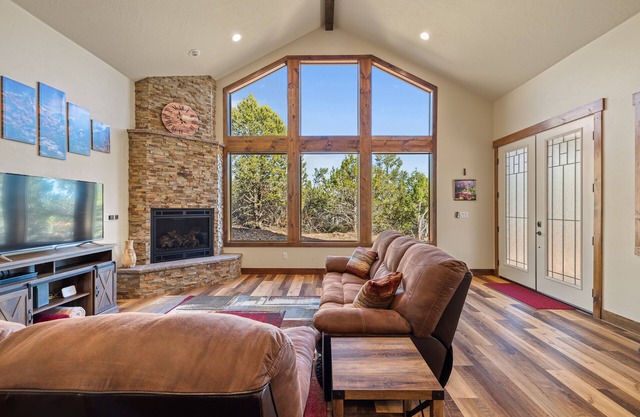 New luxury cabin bordering Zion! 3 king beds/baths. Short drive to Bryce Canyon