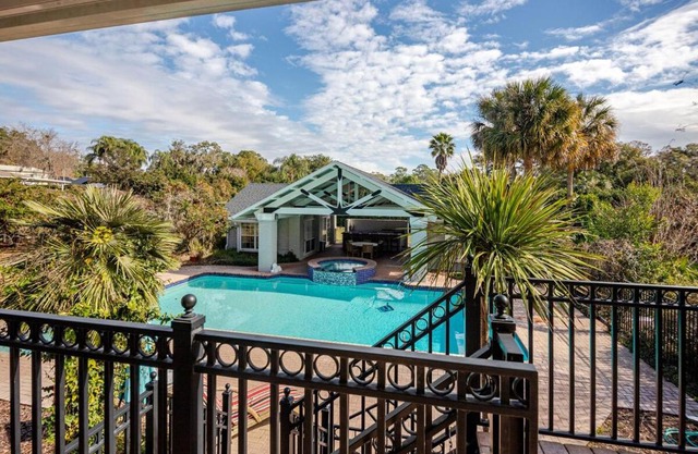 NEW Luxury Country Club Hot tub Gym Pool House Outdoor Kitchen EVENTS