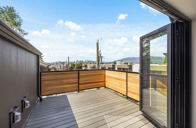 New Luxury Duplex - Live like a local in the lively Commercial Dr neighbourhood!