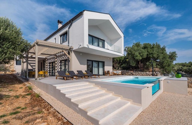 New Luxury Family Villa Lun, 5-stars, 4 double bedrooms, pool