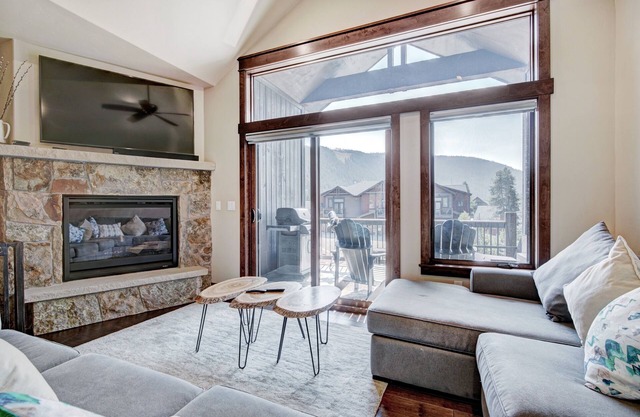 NEW! Luxury Home - Sleeps 10 - Fireplace & Mountain View