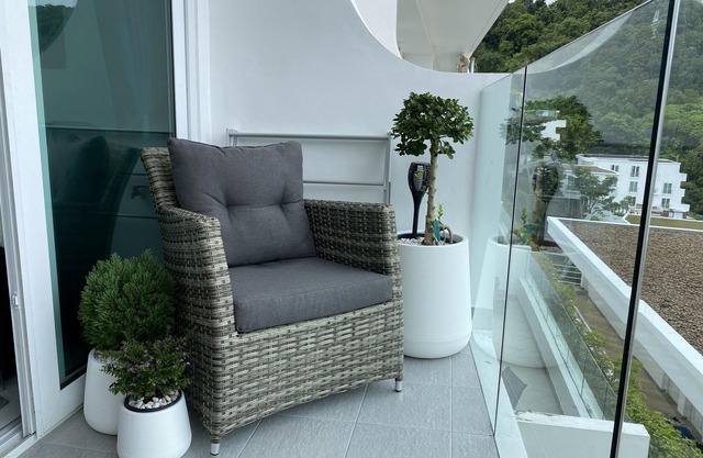 New luxury sea-view apartment in 5 min drive from beach!
