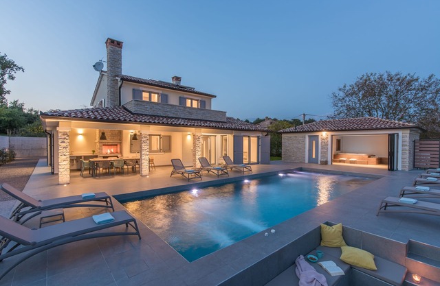 NEW Luxury spacious Villa Aurelia with heated pool
