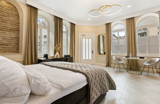 NEW Luxus Suite Kingbed Netflix Center