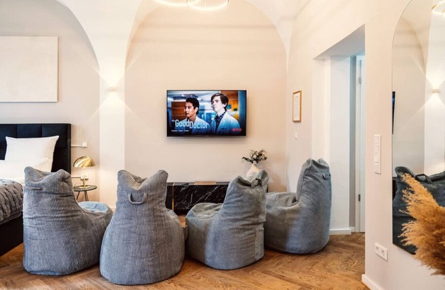 NEW LUXUS Suite | TWO Kingbeds | Center | Netflix