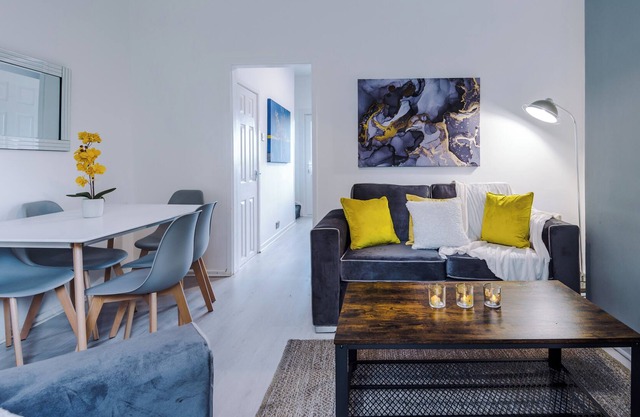 *NEW* Maple House, a cosy 2 bedroom newly refurbished house, sleeping up to 5 people with FREE WiFi