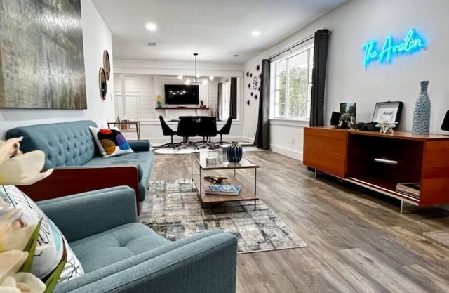 New Mid Century Modern with Bay Views. Destin beaches are 10 miles away. Private