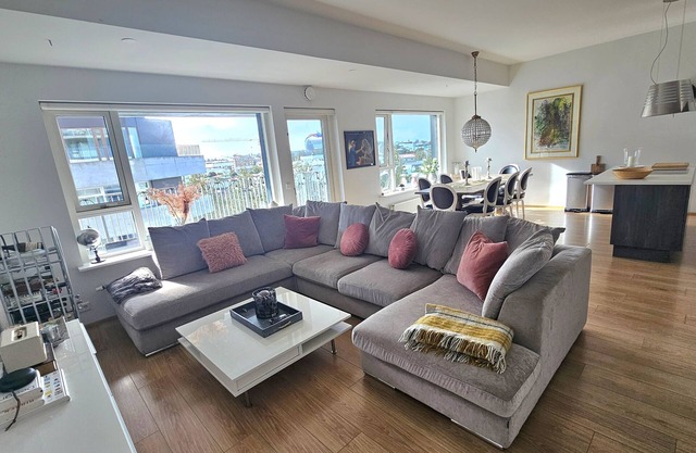 New Modern 3BR, Great View & Private Parking