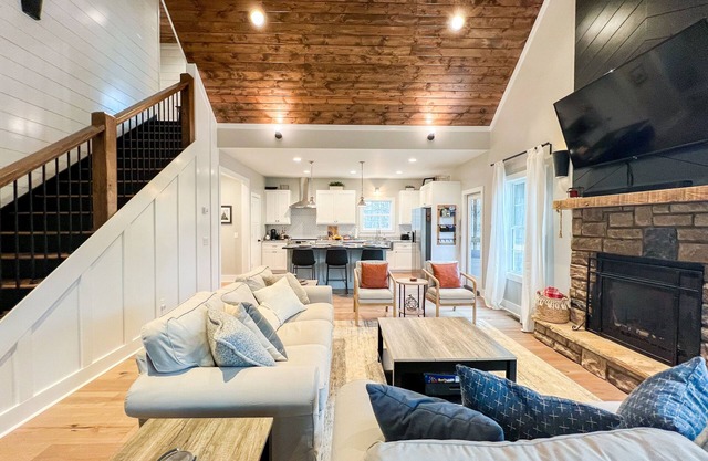 NEW Modern Cabin Oasis | Close to Helen & Wineries