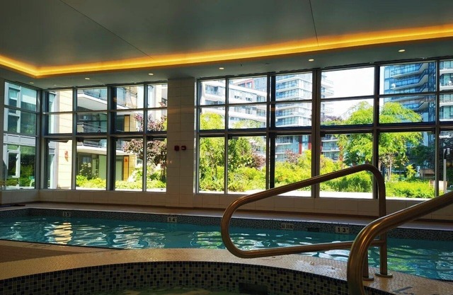 New Modern Condo w/Pool, Gym &free parking- Prime Richmond Location