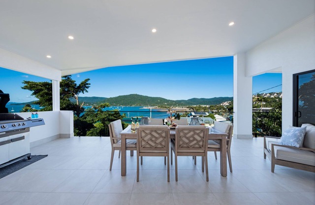 New Modern Contemporary Holiday Home in the heart of Airlie Beach
