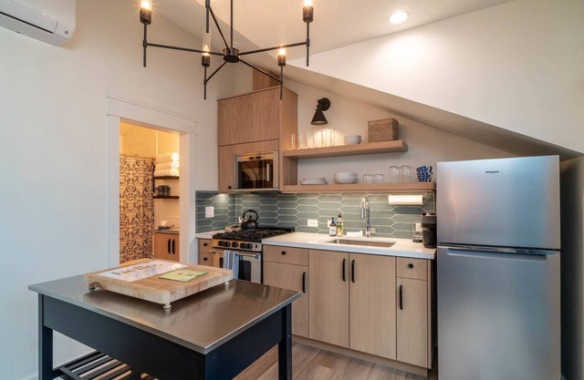 New modern loft 5 minute walk to downtown.
