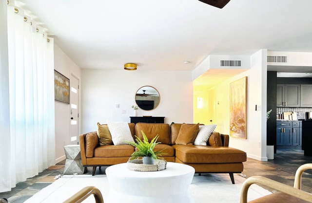 NEW! Modern Lux, Heated Pool @no extra charge, Hot tub, BBQ, Cinema room & more!