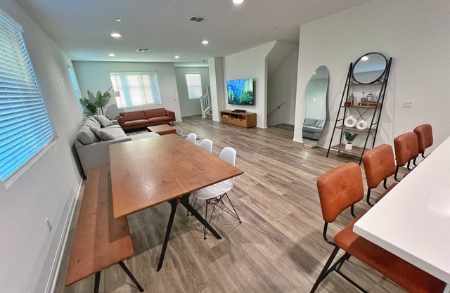 New Modern Lux Home Near Disneyland & Centrally Located in the Heart of OCn