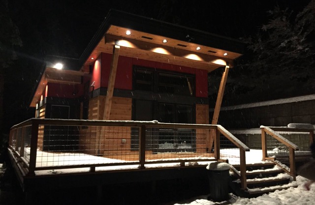 New Modern Mt. Rainier Cabin - Wrap-around deck, Fireplace, Wifi, Netflix + more