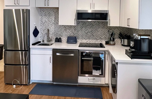 NEW Modern private cozy suite with yard