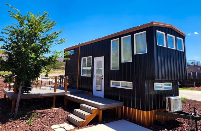 New modern & relaxing Tiny House w deck near ZION