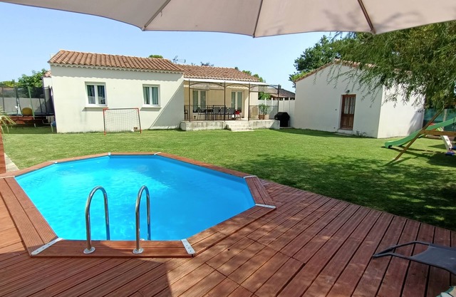New modern single-storey air-conditioned villa with swimming pool and playground
