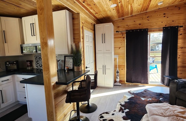 New Modern Studio w/private pool- 5 Min to Keaton Beach Boat Ramp