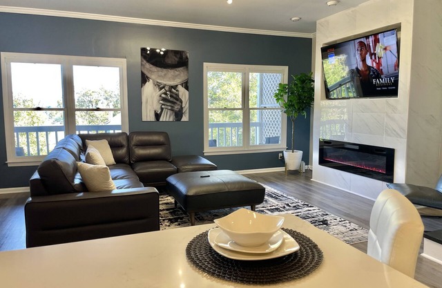 New Modern Townhome Downtown- 3Levels