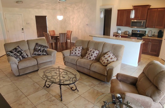New Modern Vacation Home on a budget! Smart TV only. NO CABLE