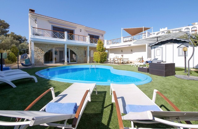 *NEW*Modern villa for 12 people + pool + air conditioning, fast WIFI, beach 5 min walk