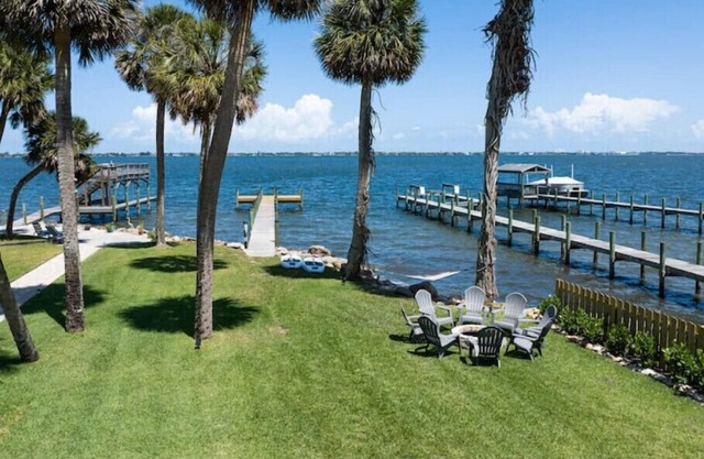 New Modern Waterfront Bungalow Retreat n+ Tropical Vibes + Fishing Paradise!