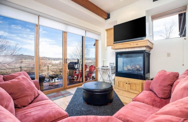New! Mountain Retreat-Hot Tub, Views, Near Shops!