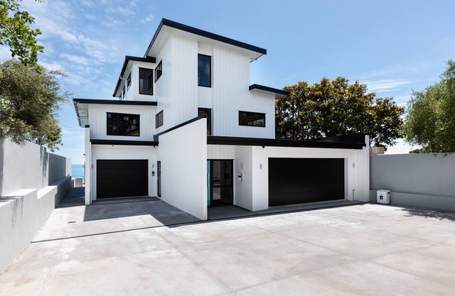 NEW! Oakura Beach Front Apt #1