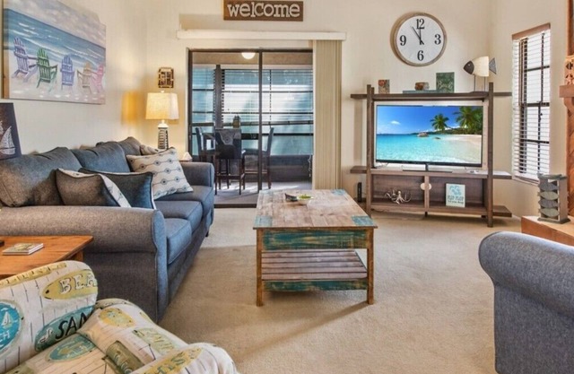 NEW ON THE MARKET! CLOSE TO BEACH! 2 Bed, 2 Bath Townhome in Palma Sola!