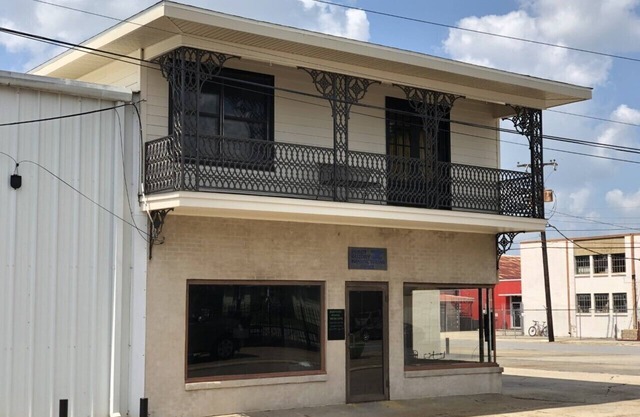 New Orleans Style upstairs apartment