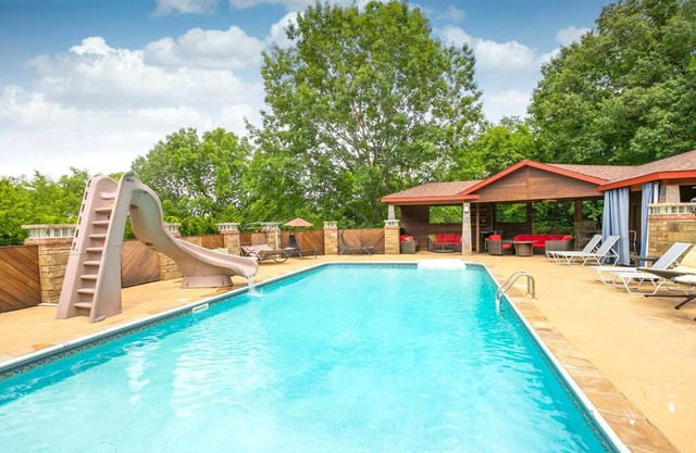 NEW Outdoor Oasis Pool, Hot Tub, Firepl, 6 bedr