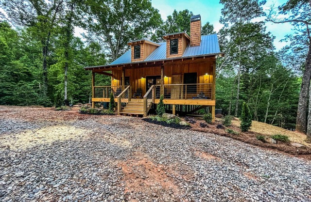 NEW - Peaceful Bear CABIN - 3BR/2BTH - Hot Tub - Quiet