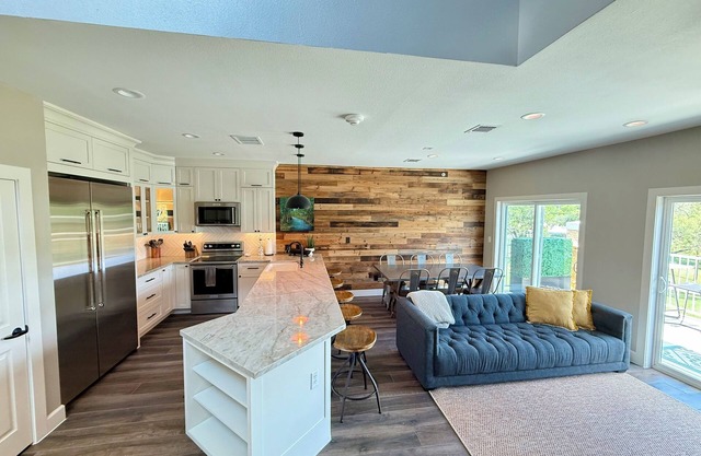 NEW Penthouse on the River-4 BR Corner Condo with Iconic Gruene Tower Views