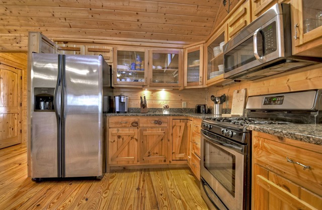 New! Pet-friendly, and creekfront in the gorgeous GA mountains.