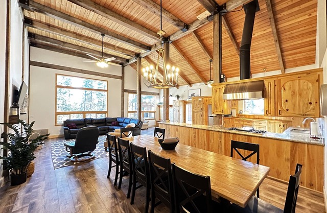 NEW! Pineview Lodge. Gorgeous Lodge with access to PRIVATE Hot Springs Pools