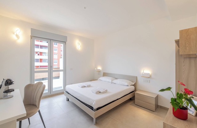 NEW private room with bathroom and balcony 20 minutes from Milan (room number2)