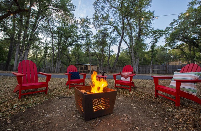 New Private Getaway King Bed, Expansive Deck,Near Yosemit,Ski, Dodge Ridge,Bear
