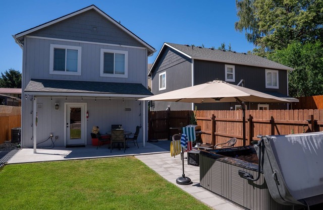 NEW! Private hot tub/Close to town/Cozy and pet friendly