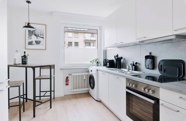 NEW Quiet renovated 2-room apartment with balcony I Smart TV and fully equipped