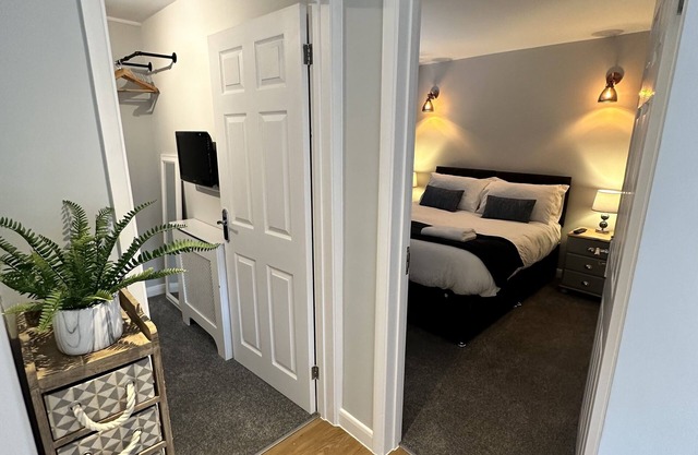 New refurb - Stylish Apartment - with free parking