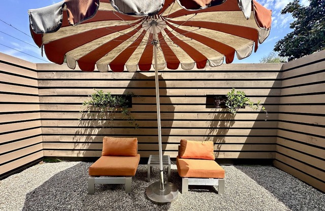 New! Remodeled Modern Private Guest House Pet OK