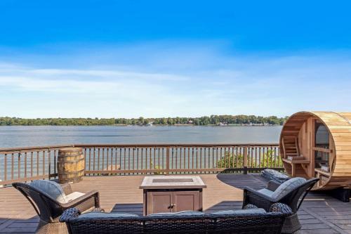 New Renovated 5BD Home with Hot Tub Sauna & Game Rm