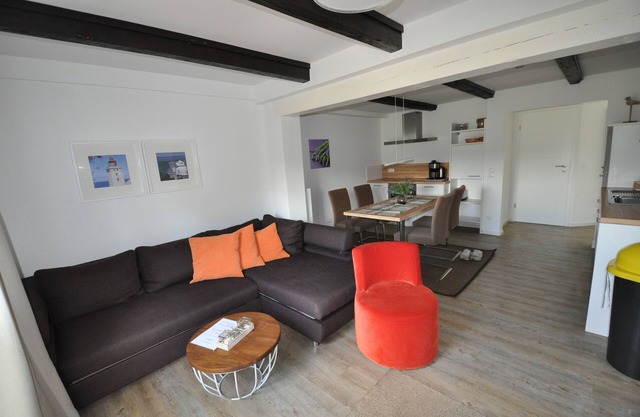 new! renovated cottage, modern furnishings and a seaside resort on the waterfront