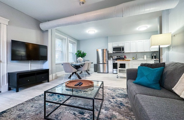 New Renovation, CA, 1st Flr, 3B/2BA, In-Unit Lau