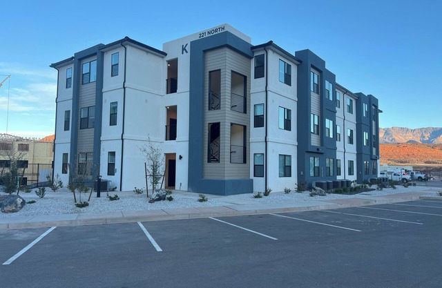 New Resort Condo near Zion with Pools and Water Slides, great for families